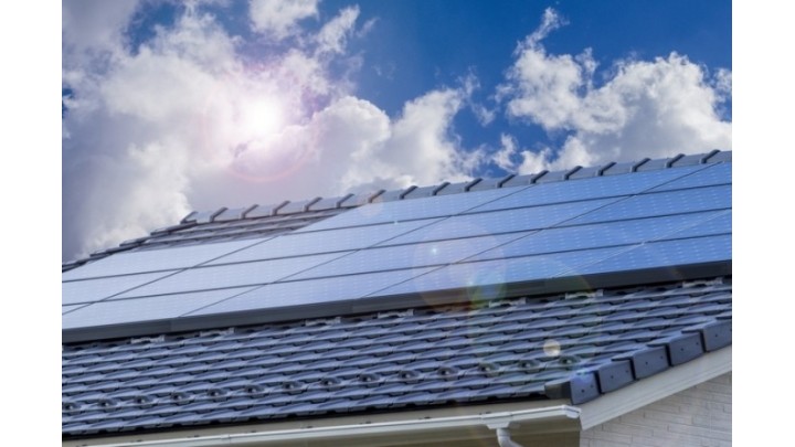 太陽光発電システムの設置費用相場は?費用を抑えるための2つのポイント